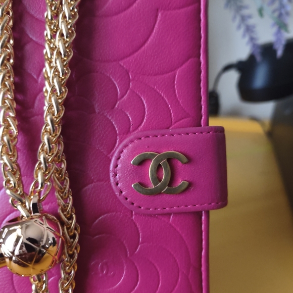 Pink Chanel Camellia Compact WOC In Excellent Condition- Dust Bag And Gold Chain - Picture 3 of 9
